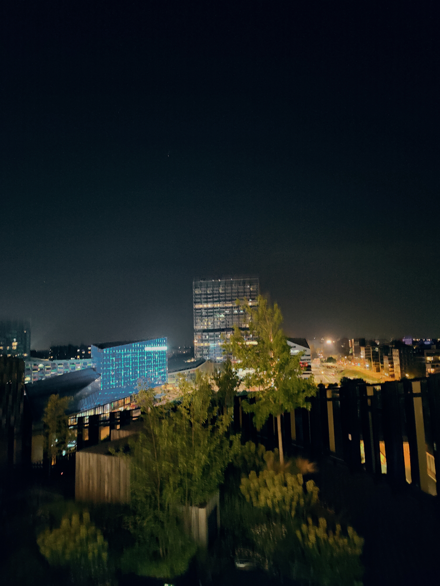 Vue nocturne magique depuis le rooftop Mesa Lille avec illumination des gratte-ciels d'Euralille et ambiance feutrée pour afterwork networking