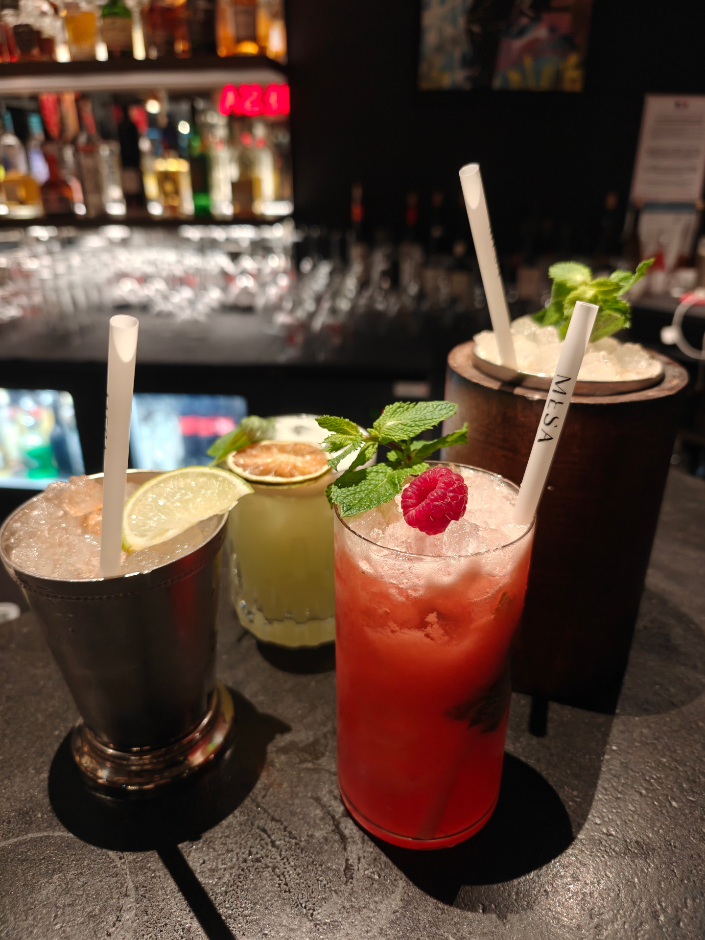 Cocktails artisanaux colorés servis au bar Mesa rooftop Lille avec fruits frais et présentation soignée pour afterwork gastronomique