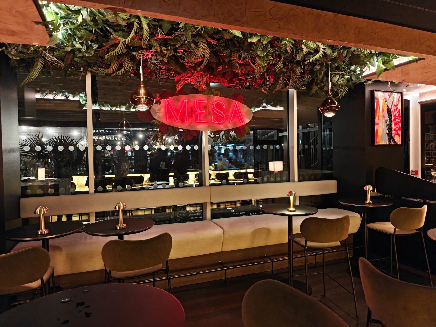 Intérieur design du Mesa rooftop Lille avec néon Mesa, décoration végétale luxuriante et mobilier moderne pour afterwork convivial entrepreneurs