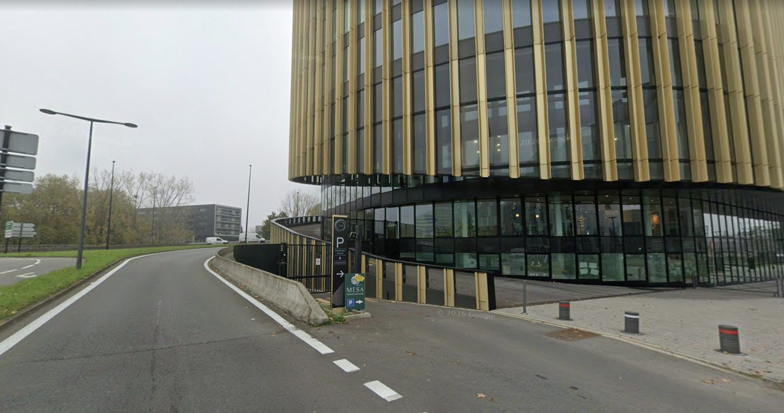 Rampe d'accès au parking du Mesa Lille, panneau P et signalisation MESA depuis la rue