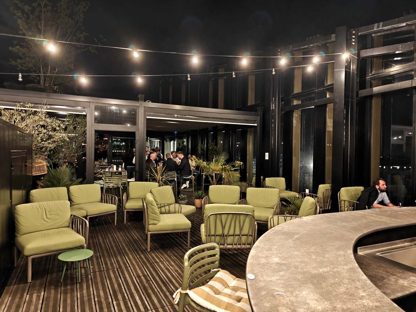 Terrasse du rooftop du Mesa éclairée de nuit, au 9e étage à Lille